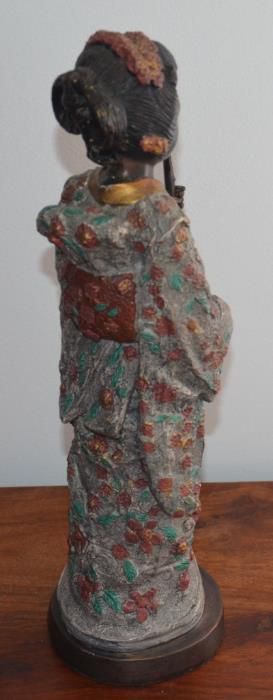 Estatueta Gueixa – Peça em liga metálica de excelente qualidade