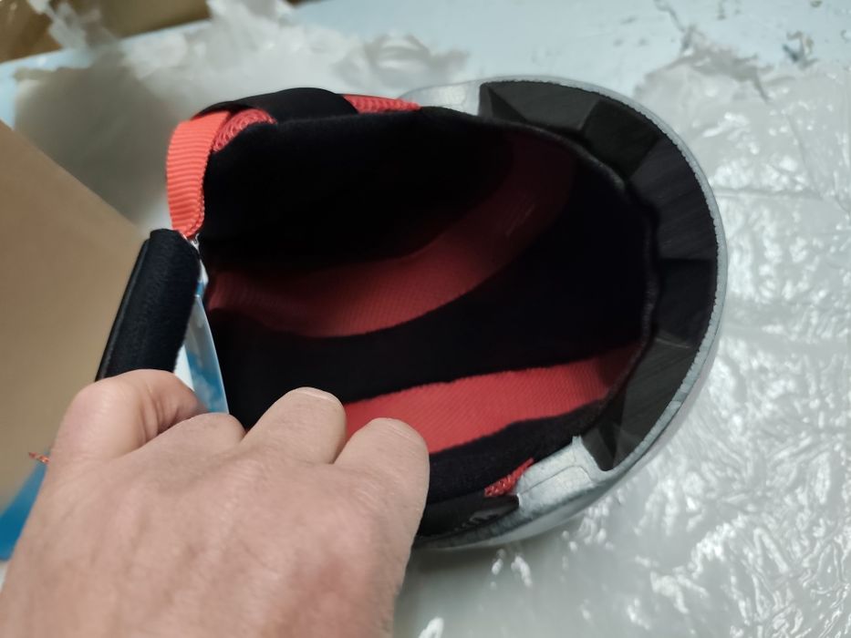 Kask narciarski. Nowy.dzieciecy