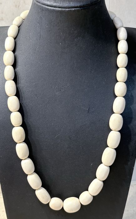 Lindo antigo precioso colar africano esculpido