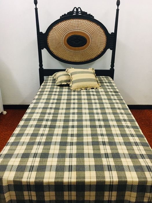 Cama em madeira com cabeceira palhinha