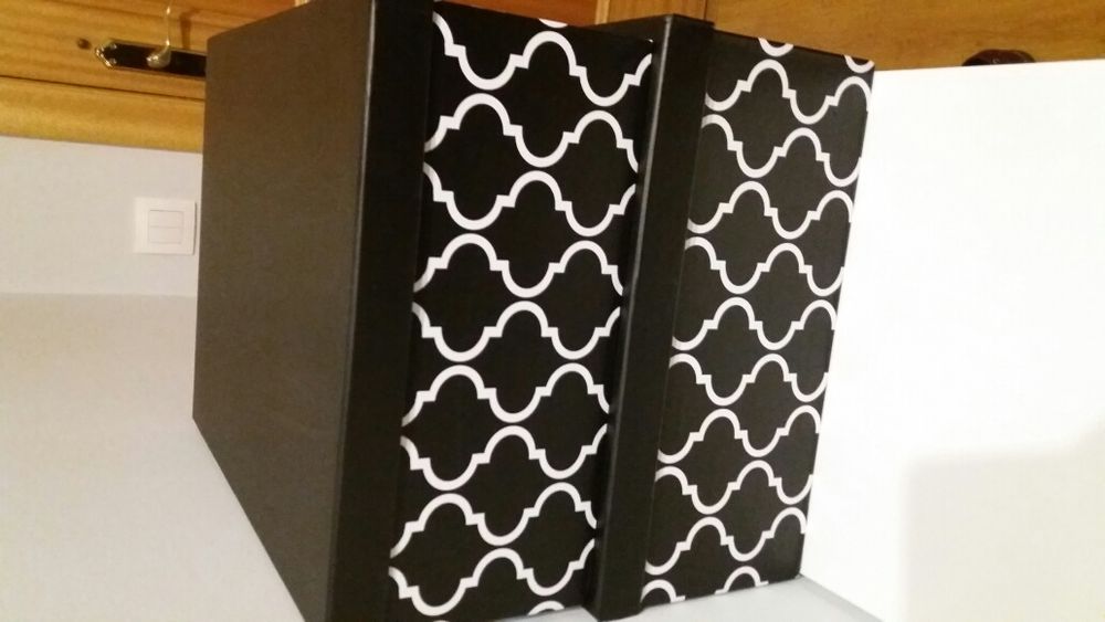 Caixas com padrão preto e branco