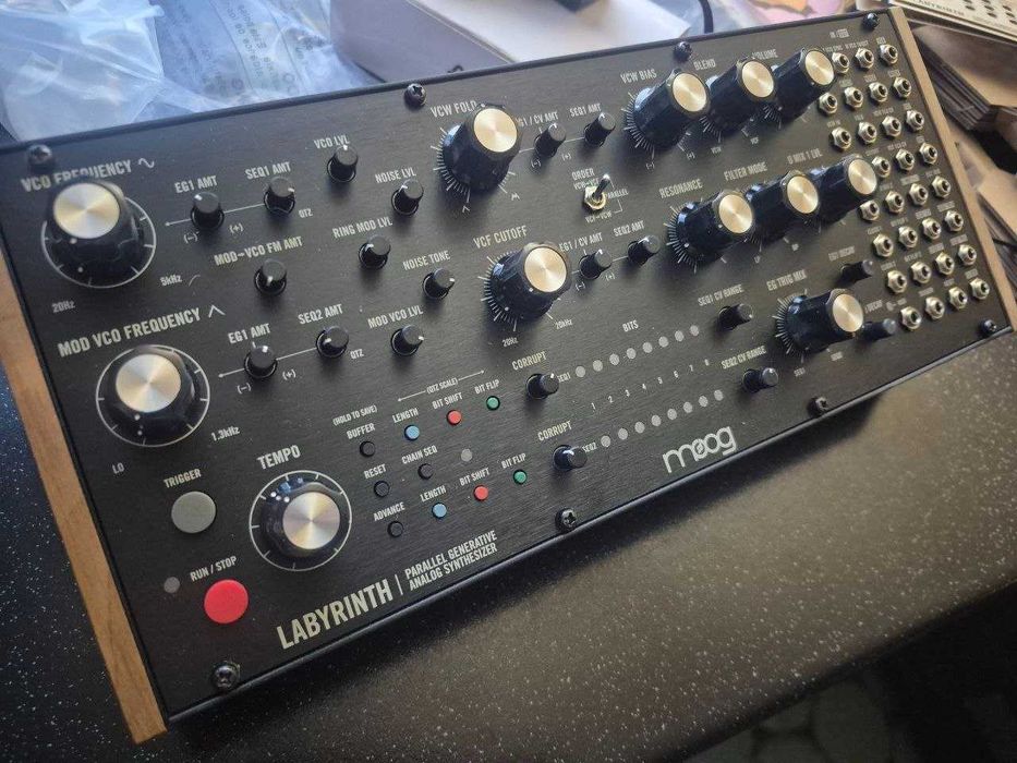 Moog Labyrinth сінтезатор