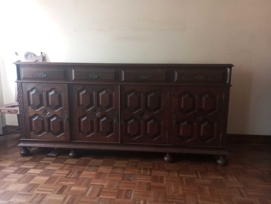Aparador antigo de grandes dimensões em muito bom estado