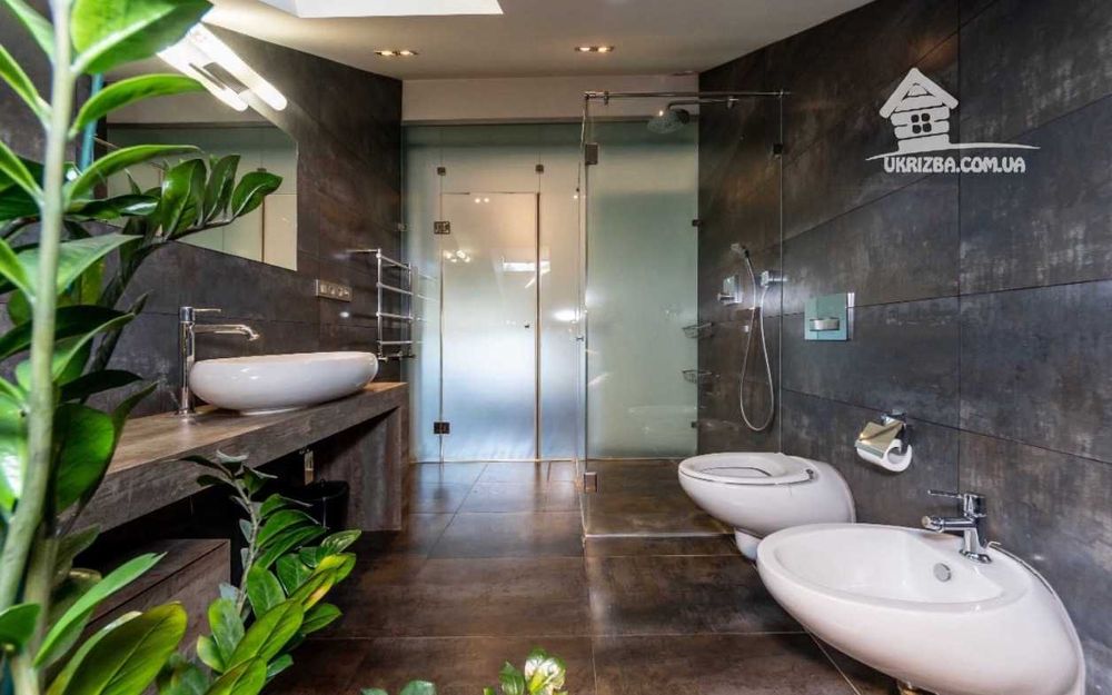 Центр. Будинок VIP-рівня. Більярд,караоке,теніс,аерохокей. До 25 осіб.