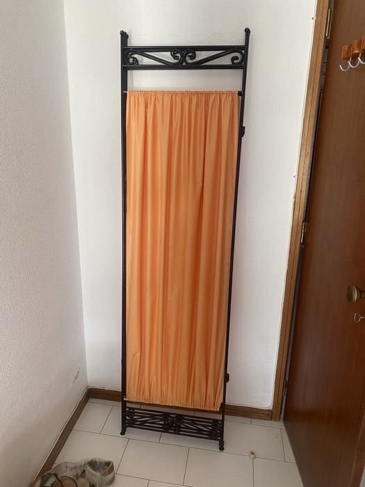 Biombo triplo em ferro com cortinas laranja