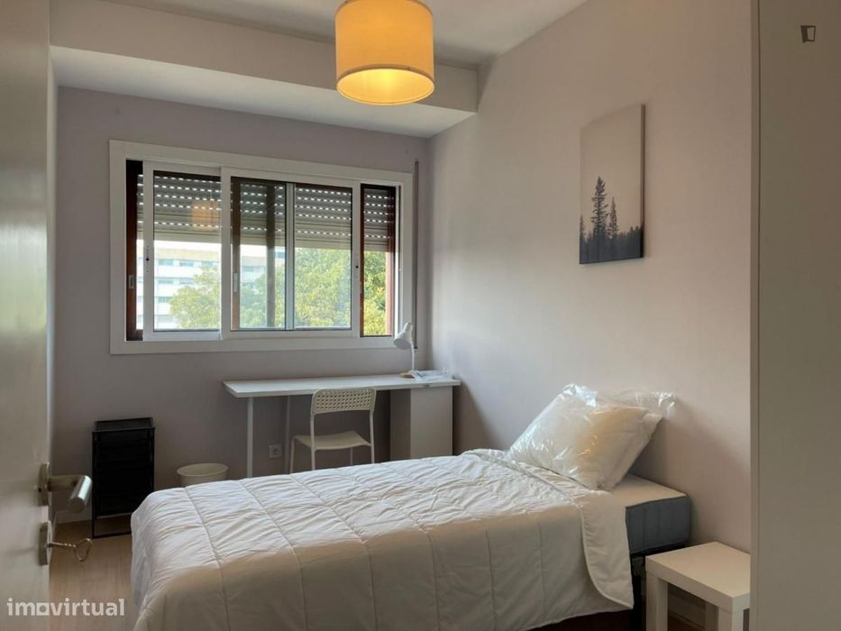 Quarto - localizado em Pedrouços Porto