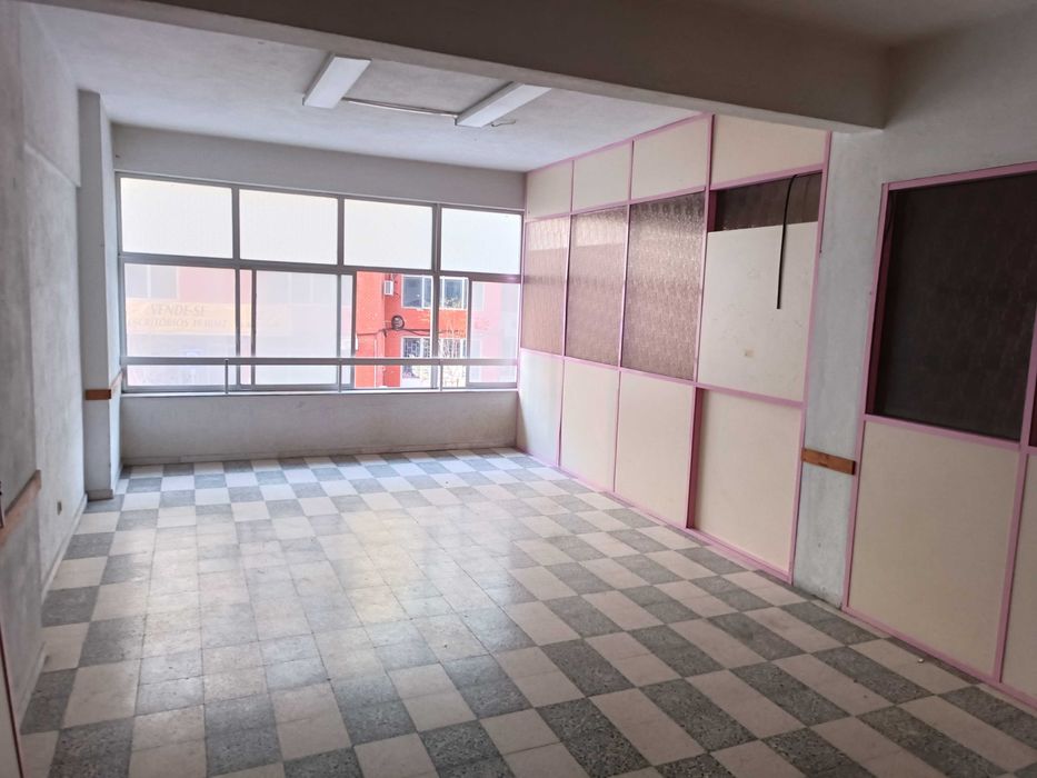 Arrenda-se Espaço Comercial 200 m2 Pontinha