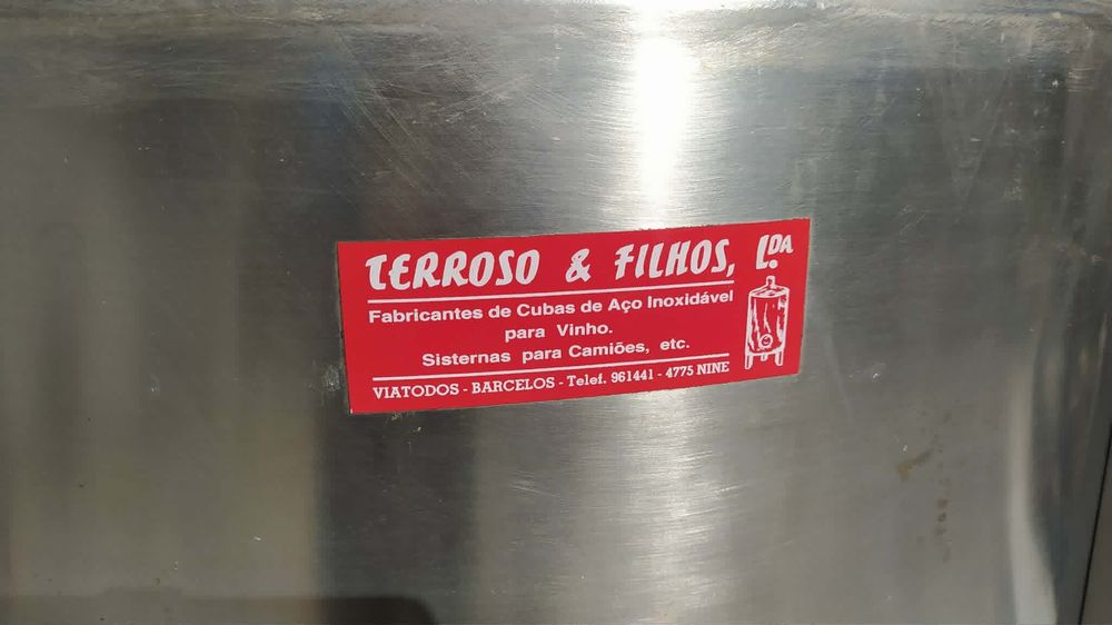 Cubas de inox para fazer vinho