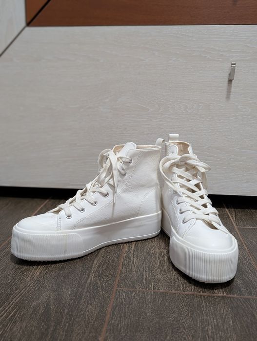 Білі шкіряні кеди Pull&Bear