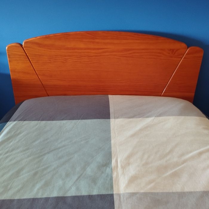 Cama e camiseiro em madeira maciça (Estado Perfeito ) 190x95