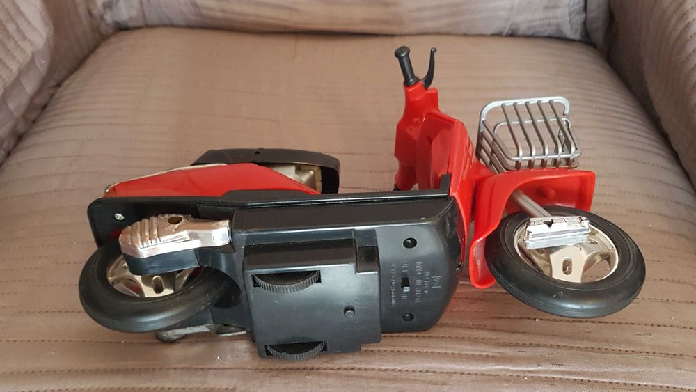 Zabawka Vespa Primavera, skuter z kolekcji -28х17 cm. czasów PRL-u