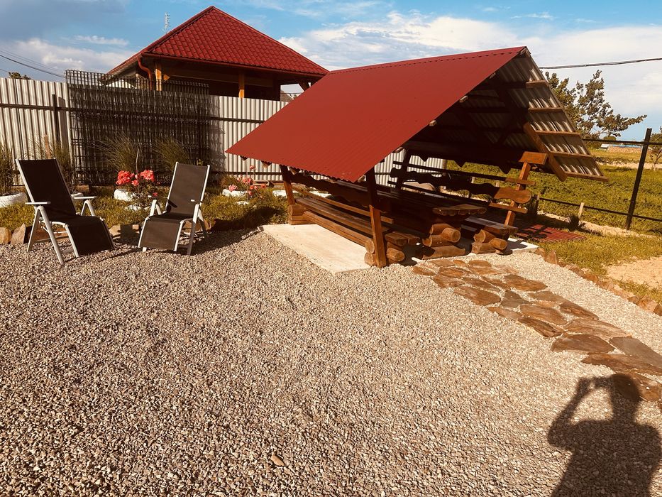 Деревяний будиночок біля термальних вод Косино