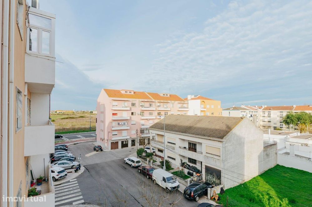T3 Remodelado com Varandas e Arrecadação | Rua Douro Litoral | 3.º And