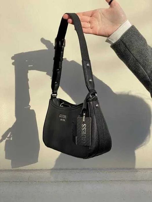 Женская сумка guess багет через плечо черная