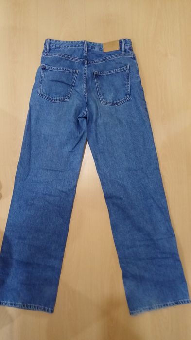 calças azuis rasgadas