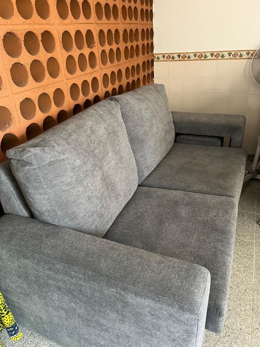 Sofá cinzento 2 lugares com bancos