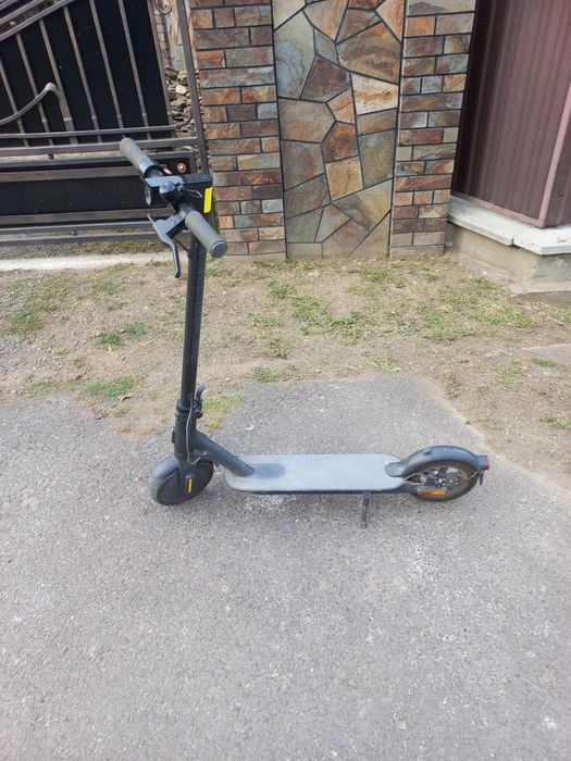 Електросамокат Xiaomi Mi Electric Scooter Essential Black