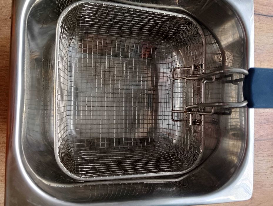 Pojemnik nierdzewny z koszem i przykrywą do smażenia frytek, ryb