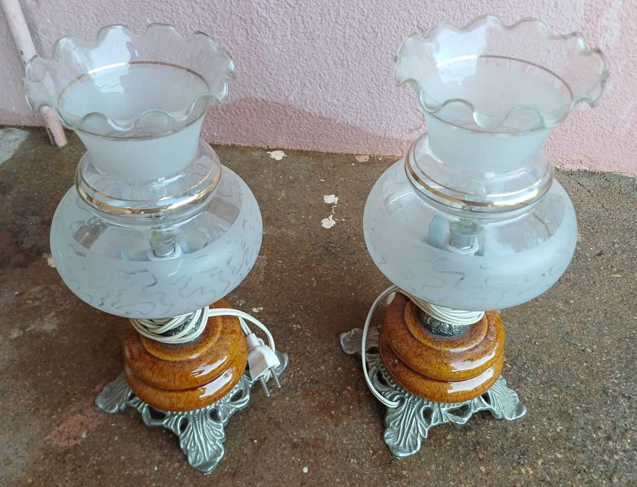 Candeeiros de mesa de cabeceira, com abajur em vidro, e base em porcelana decorativa