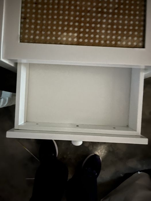 Mesa de cabeceira branca lacada com tampo com palhinha e vidro