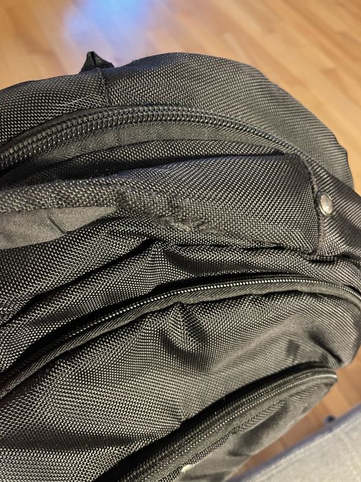 Czarny plecak miejski na 27 litrow