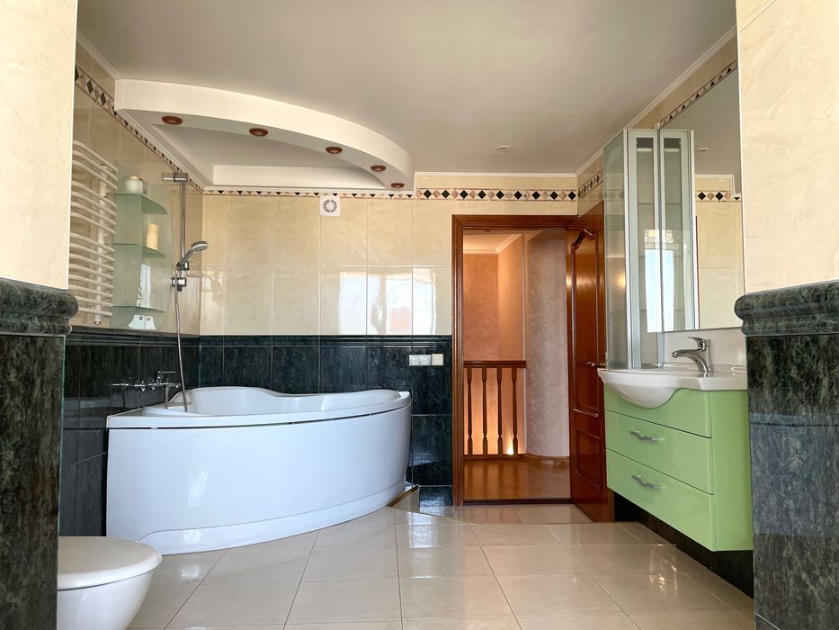 Без %. Продаж квартири з ремонтом - 1000 у.е.за м2. Драгоманова 15-А.