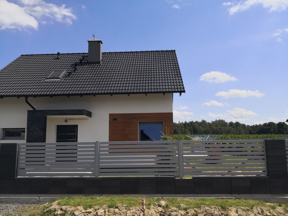 Ogrodzenie palisada nowoczesne z furtka i bramą wjazdową