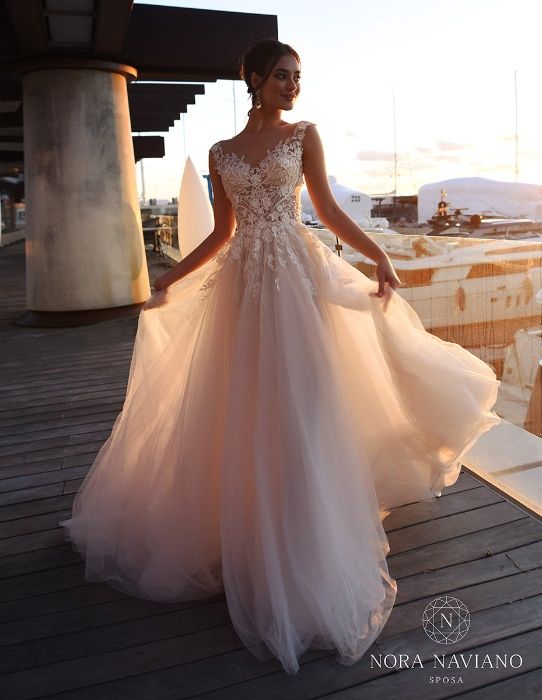 Suknia ślubna- literka A, rozkloszowana, z tiulem, z trenem