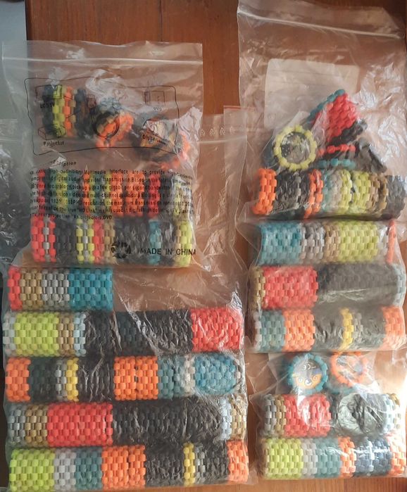 Várias coleção de tazos