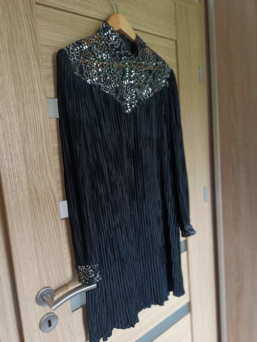 Zjawiskowa sukienka plisowana z cekinami