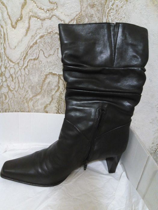 Продам  гарні  нові з  натуральної  шкіри  чобітки