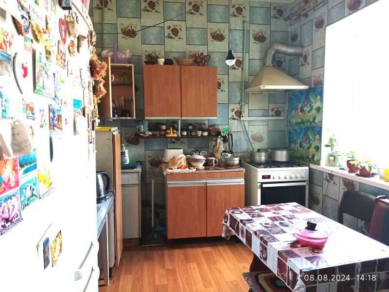 Продам.. двухэтажный кирпичный дом в Мерефе.