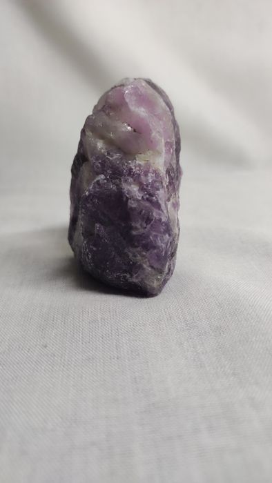 Натуральный камень флюорит.