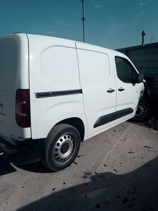 Peugeot partner  1.5 cdi. Sinistrado