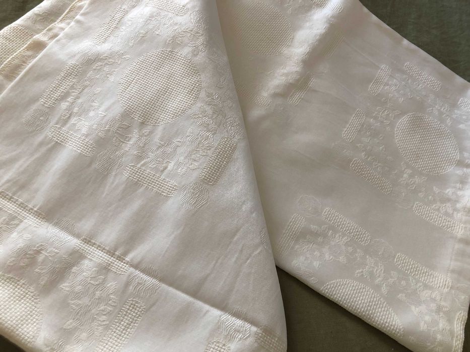 Toalha de mesa e guardanapos marca Charles