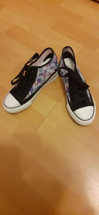 Trampki w koronkę, czarne w kwiatki