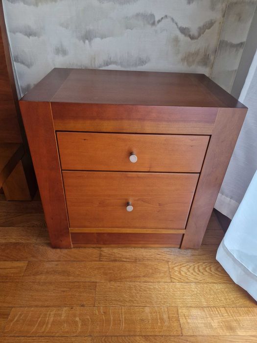 Cama com estrado e 2 mesas de cabeceira