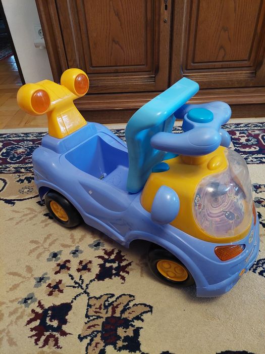 Jeździć samochodzik grający