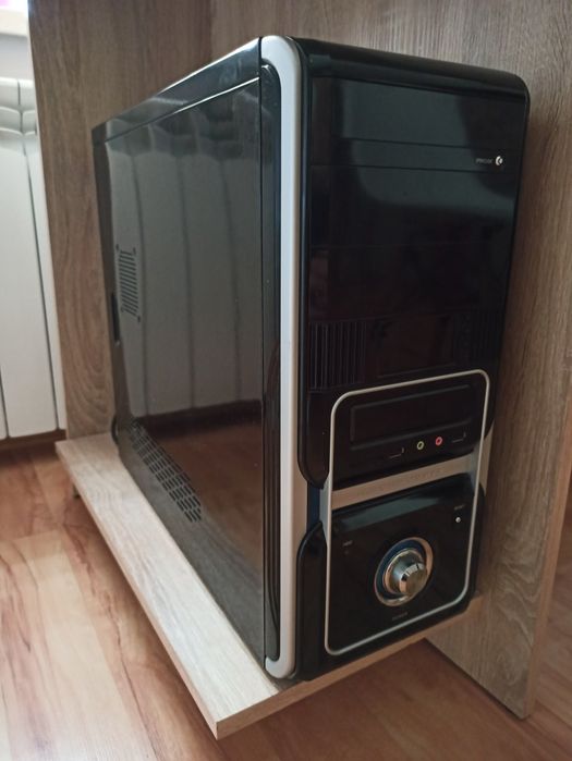 Komputer, klawiatura, głośniki i myszka