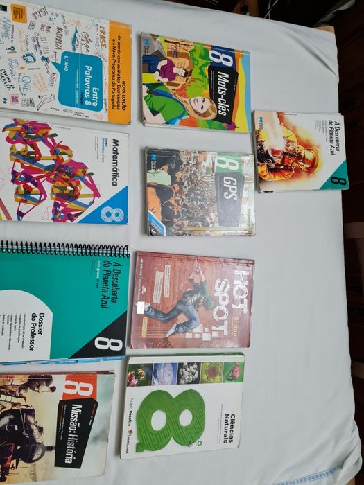 Livros 8°ano mots-clés, hotspot, descoberta planeta azul, GPS, matemat