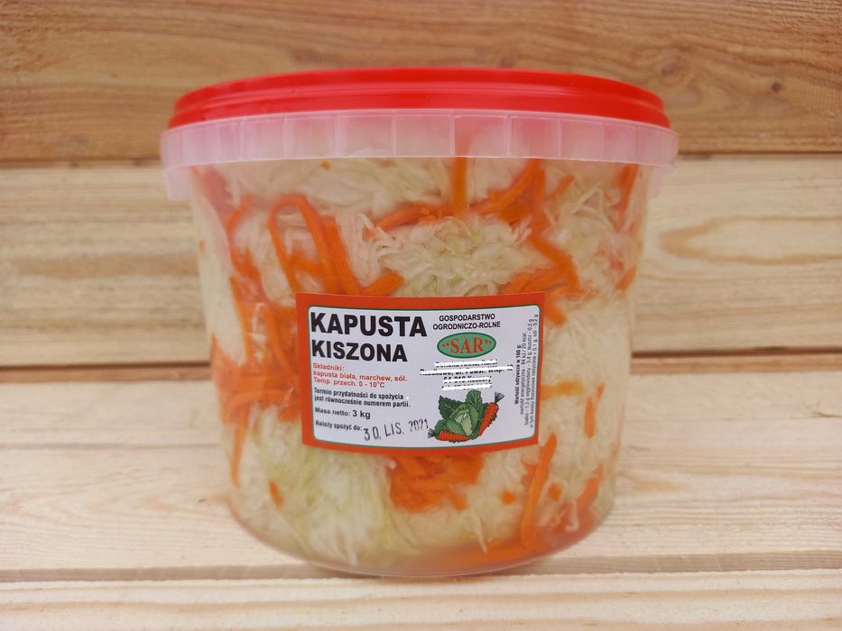 Kapusta kiszona w beczkach i wiaderkach. Naturalnie kiszona. marchew