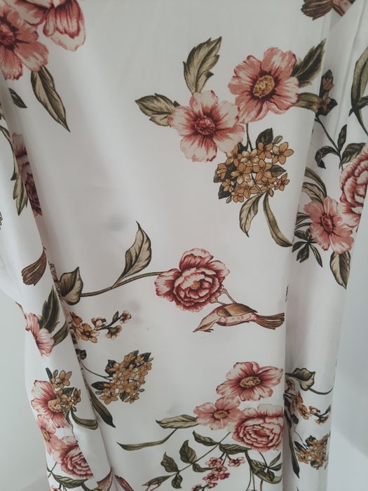 Sukienka letnia Mango biała w kwiaty