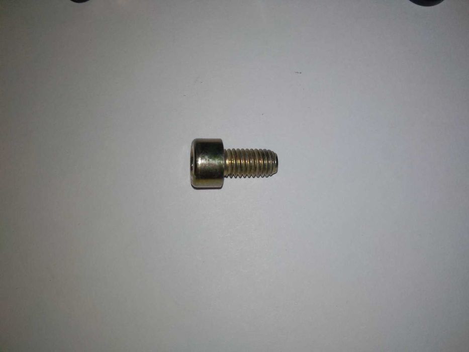 Винт М8             .