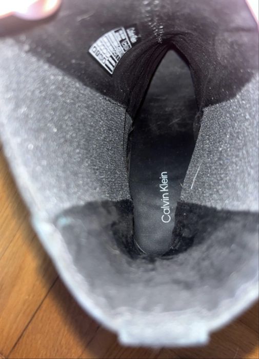 Zamszowe botki na słupku