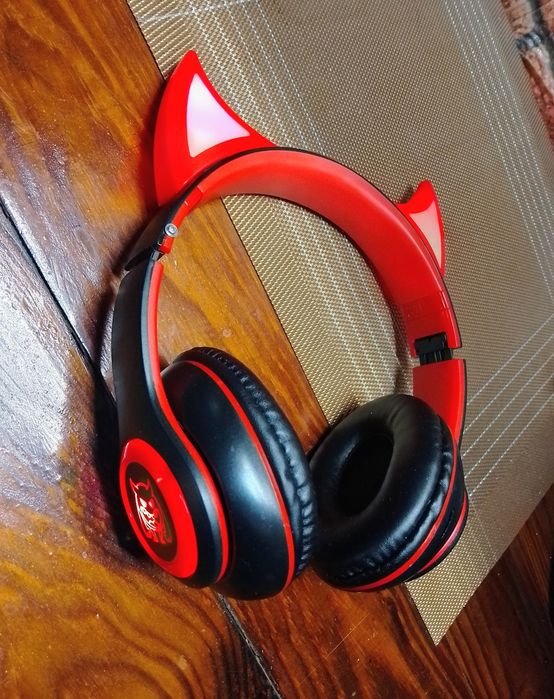 Навушники блютуз бездротові з підсвіткою FM радіо, та слотом для cd карти
