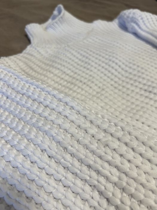 Білий вʼязаний светр