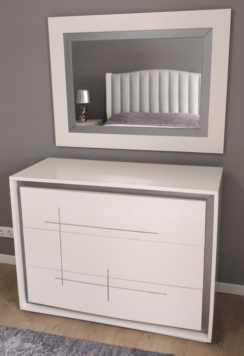 Quarto Casal, cama, colchão, mesas cabeceira, cómoda gavetas