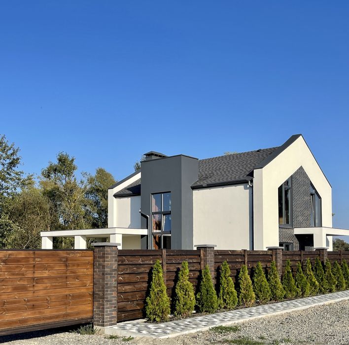 Будинок з терасою біля озера неподалік Бучанського парку