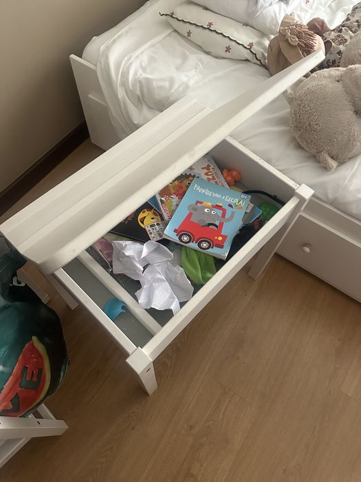 Secretaria e banco ikea de criança