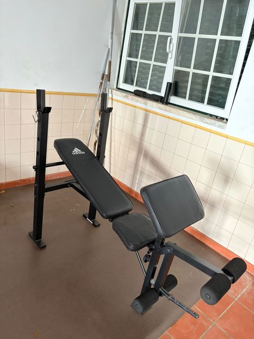 Banco de Musculação Adidas com Suporte para Barra e Extensão de Pernas